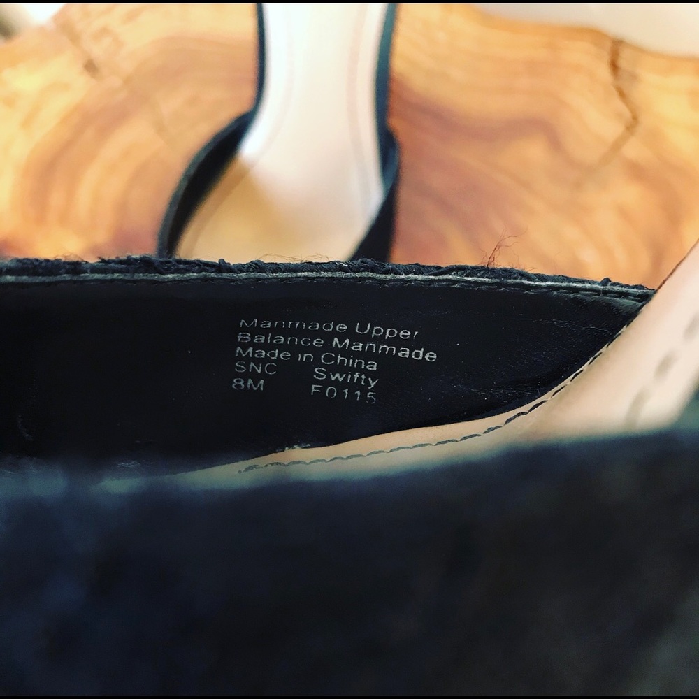 GONE - Peep Toe Lace Pattern Heels - Picture 6 of 8